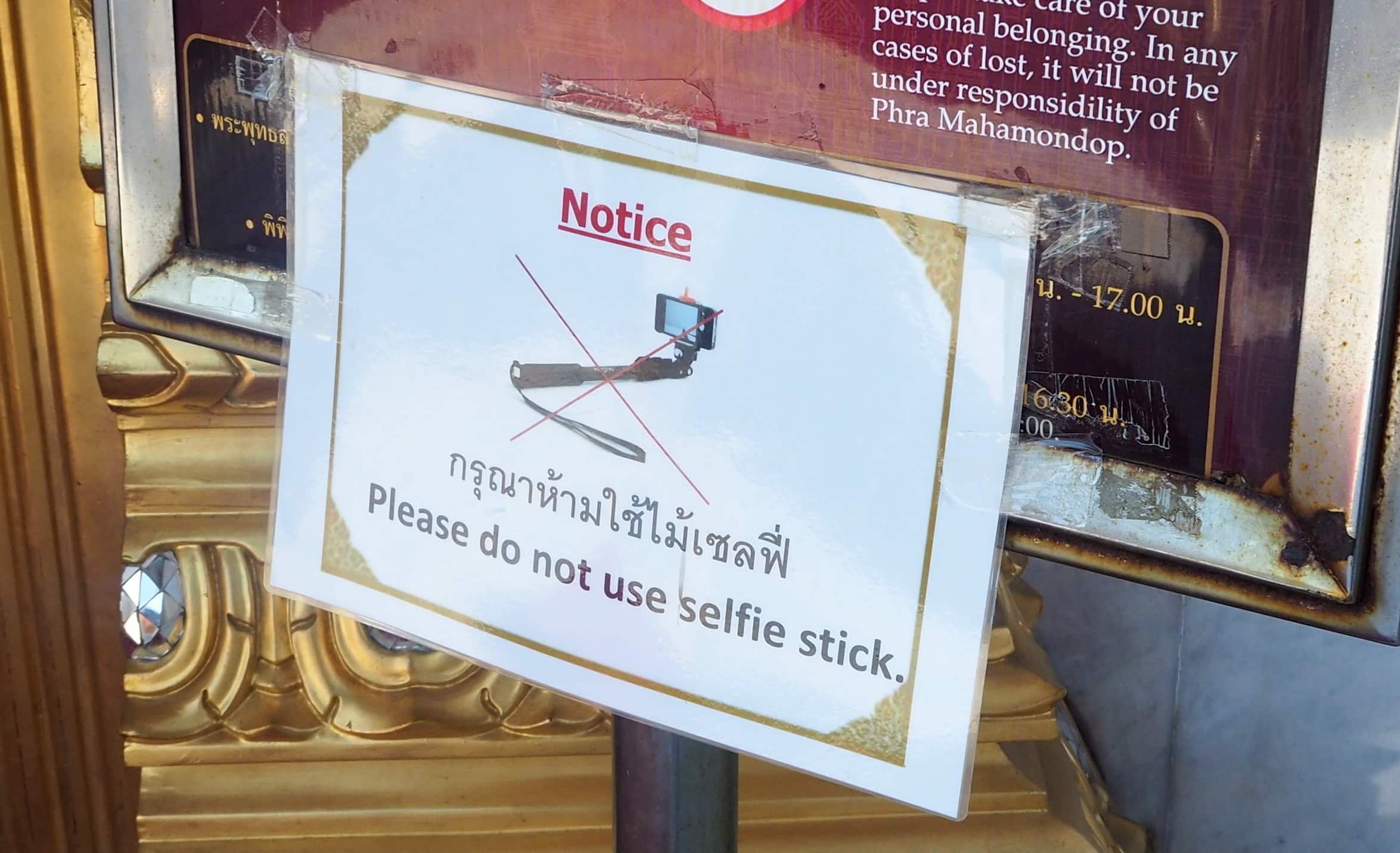 Blunt Copywriting No Selfie Sticks sign (re copywriting)